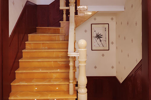 滦南中式别墅室内汉白玉石楼梯的定制安装装饰效果