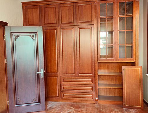 滦南中式家庭装修里定制的实木衣柜效果图
